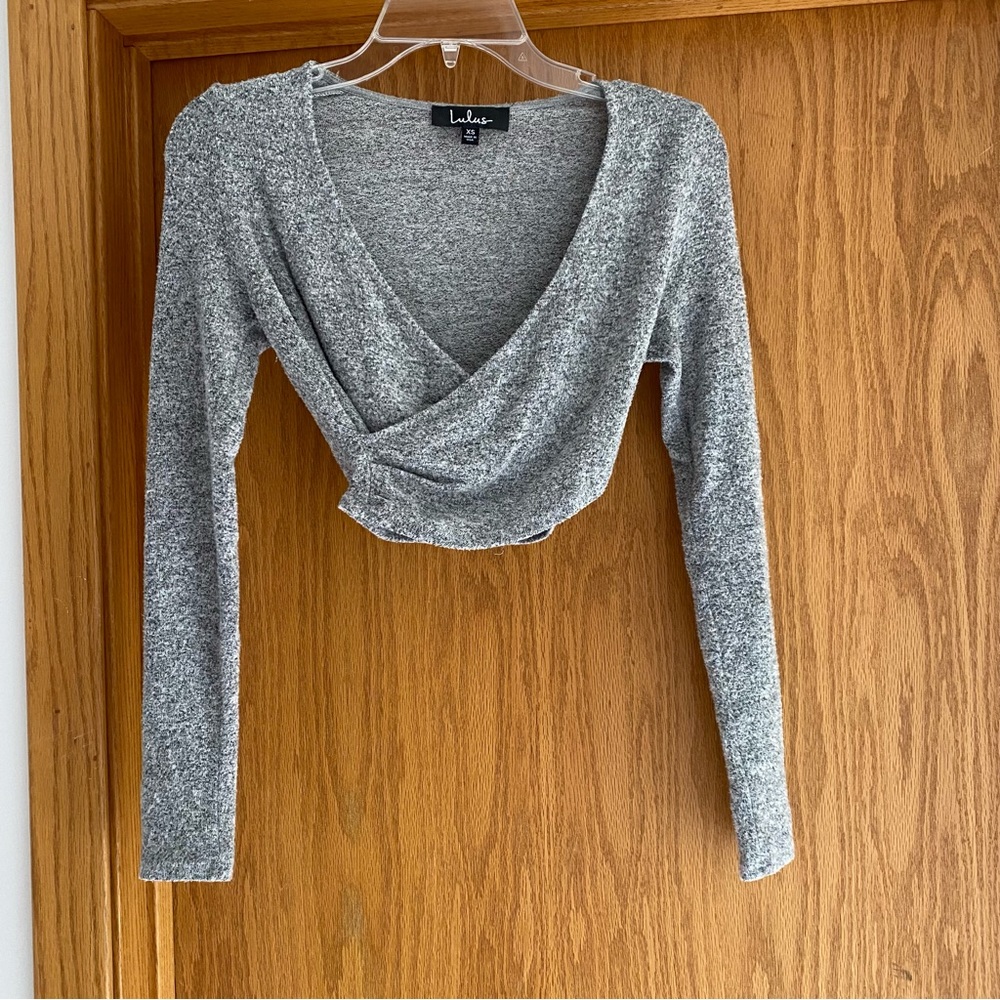 Lulus XS cross body crop going out shirt gray EUC
